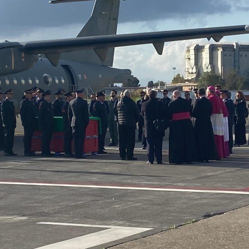 Arrivo Santa Lucia, con volo Aeronautica Militare